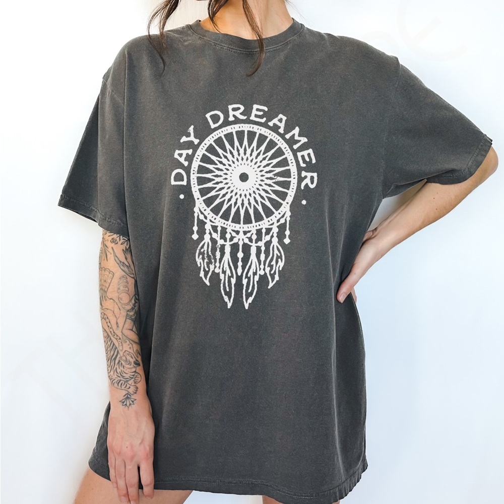 ⬇️ PRICE CUT ⬇️ Comfort Colors Day Dreamer Dream Catcher Graphic Tee